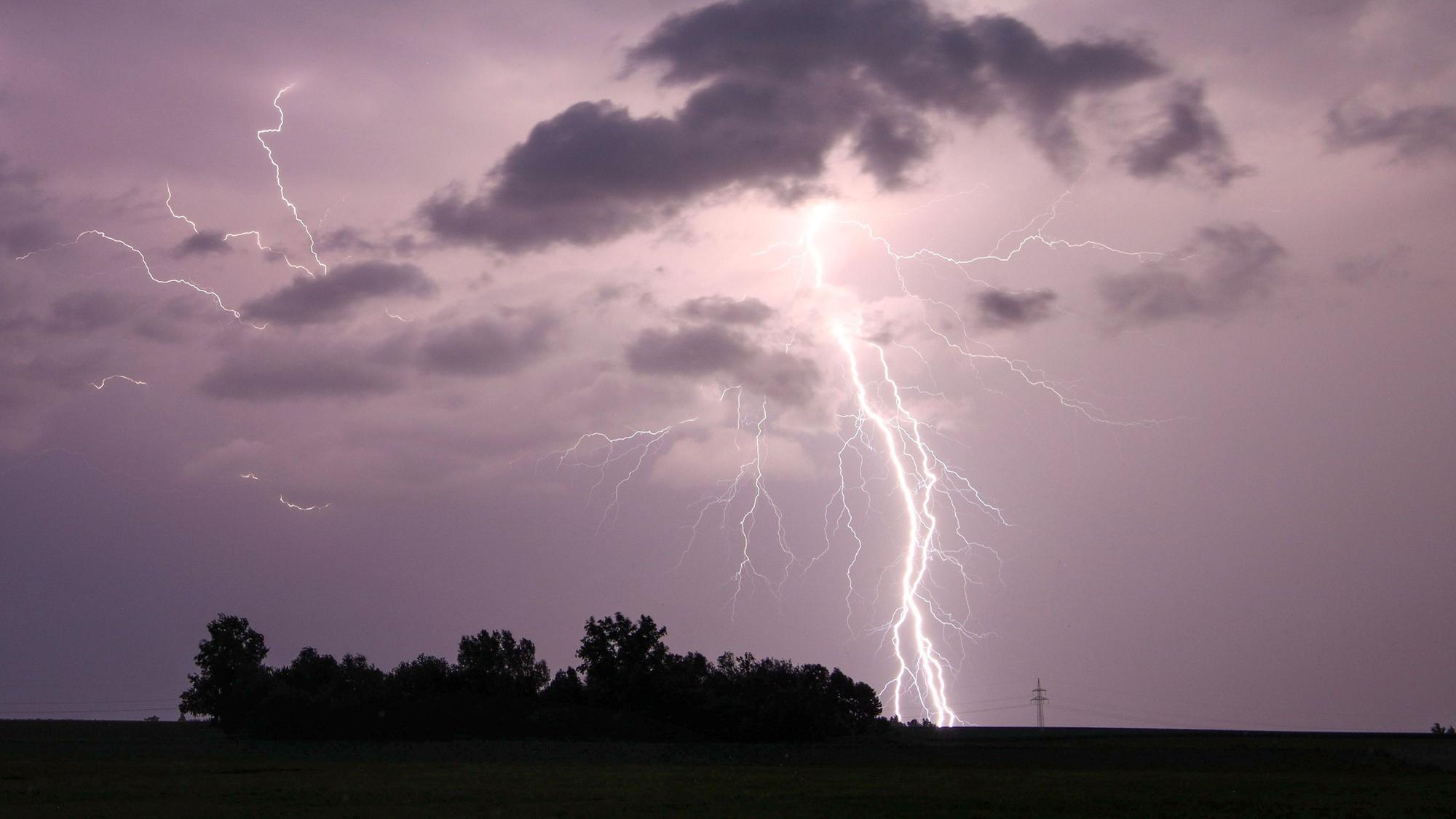Ein Blitz bahnt sich seine Wege zur Entladung bei einem Gewitter am Samstagabend bei Höchstädt im Landkreis Dillingen an der Donau.
