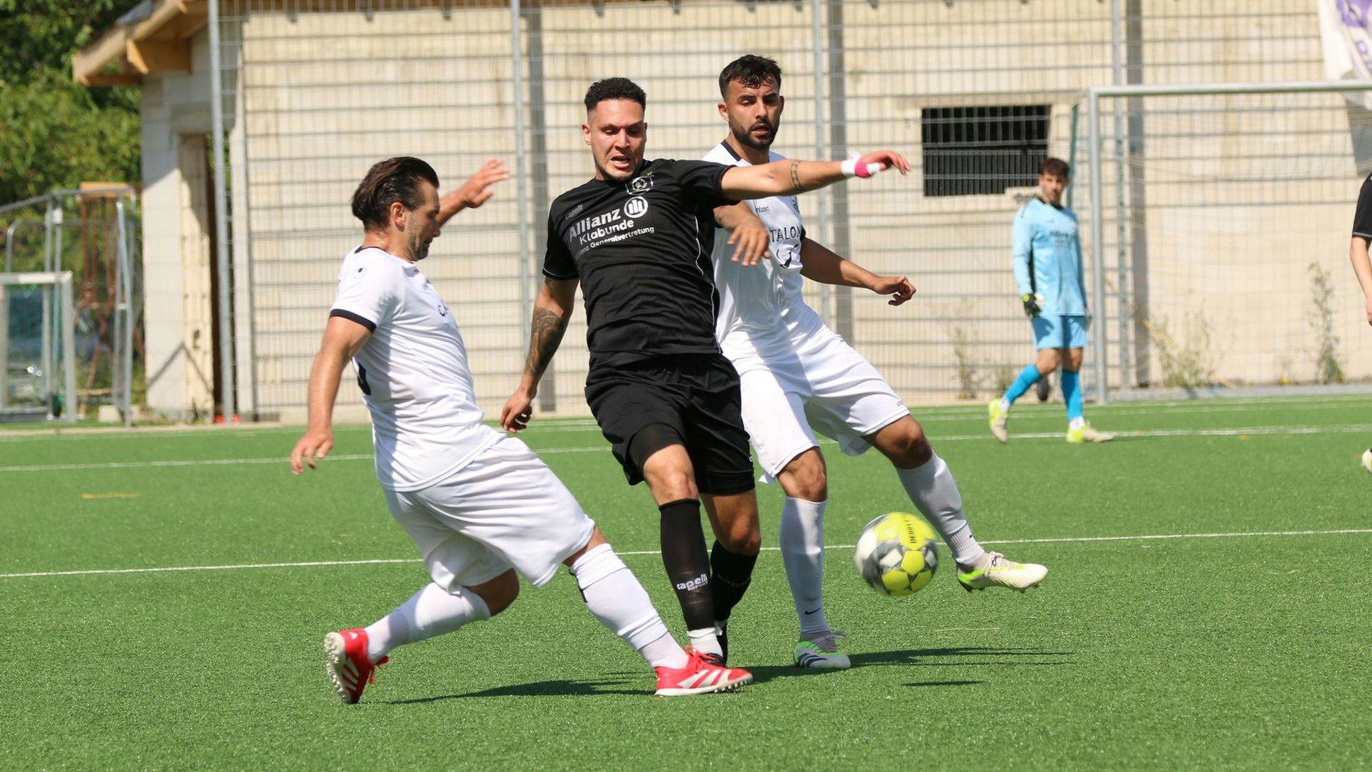 Saky Noutsos und Ahmet Smajli nehmen einen Gegenspieler in die Zange.