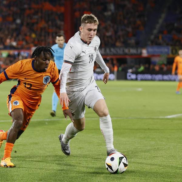 Isak Johannesson im Spiel im Juni 2024 mit Islands Nationalmannschaft gegen den niederländischen Nationalspieler Jeremie Frimpong.
