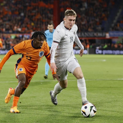 Isak Johannesson im Spiel im Juni 2024 mit Islands Nationalmannschaft gegen den niederländischen Nationalspieler Jeremie Frimpong.