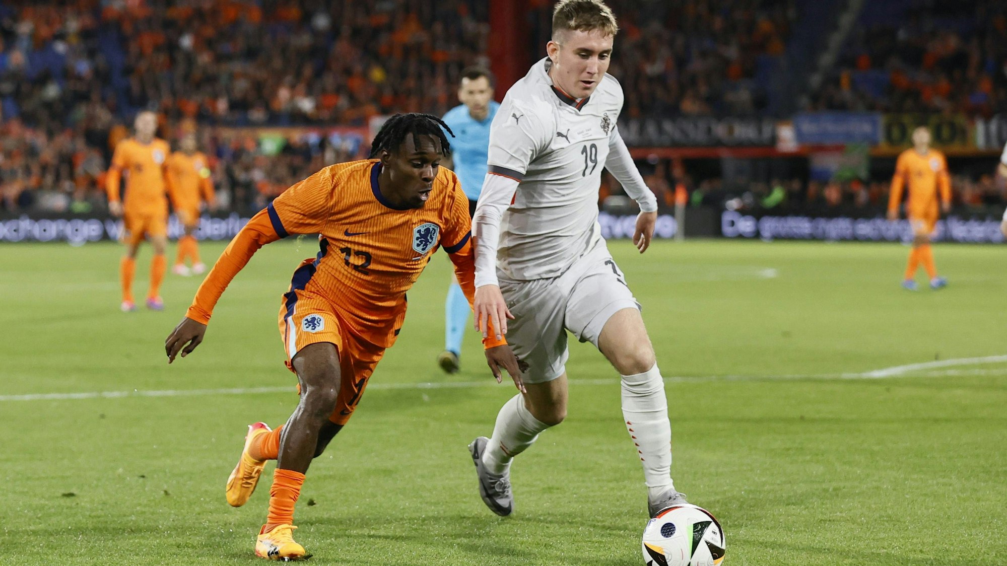 Isak Johannesson im Spiel im Juni 2024 mit Islands Nationalmannschaft gegen den niederländischen Nationalspieler Jeremie Frimpong.