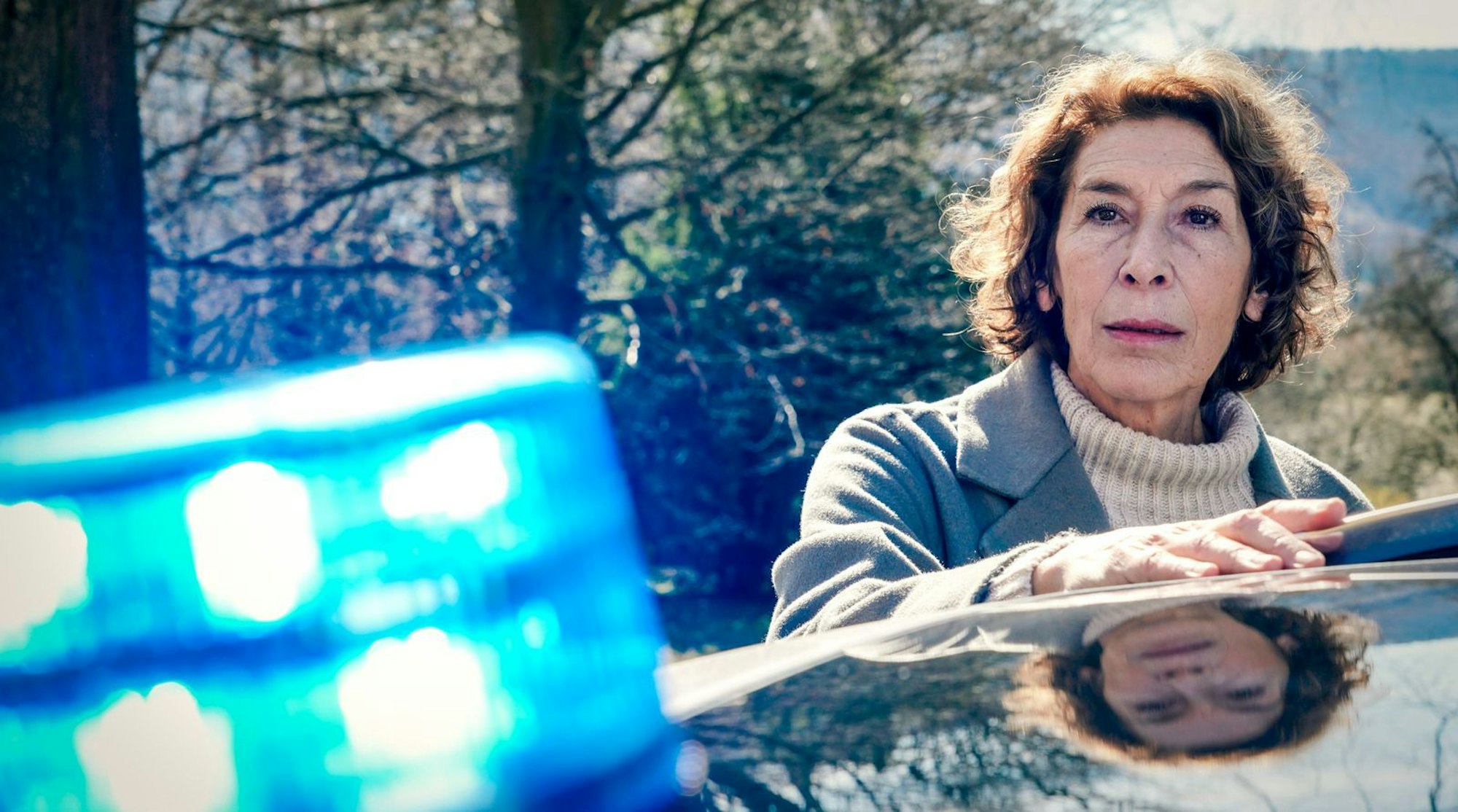 Bibi Fellner (Adele Neuhauser) ist in einem „Tatort“, in dem viel geschrien wird, die Stimme der Vernunft. Sie will einfach nur wissen, was geschehen ist und lässt sich von der aufgeregten Atmosphäre innerhalb der Polizei weniger aus der Ruhe bringen als ihr Kollege Moritz Eisner. (Bild: ORF/Petro Domenigg)