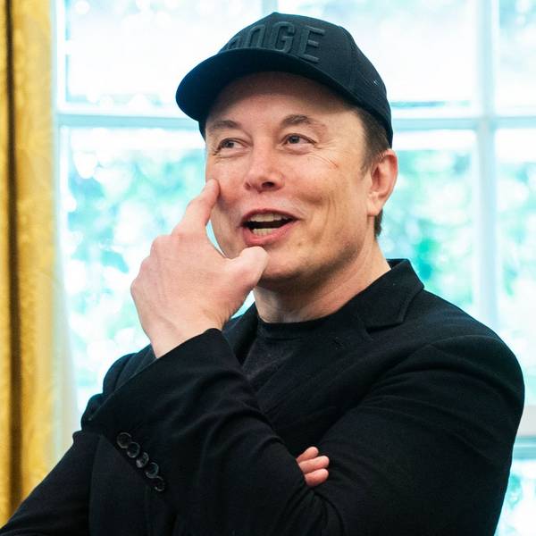 Elon Musk zeigt bei Pressekonferenz mit Trump im Weißen Haus auf sein Auge.