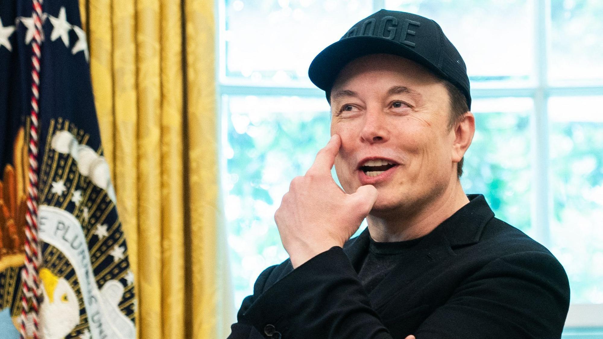 Elon Musk zeigt bei Pressekonferenz mit Trump im Weißen Haus auf sein Auge.