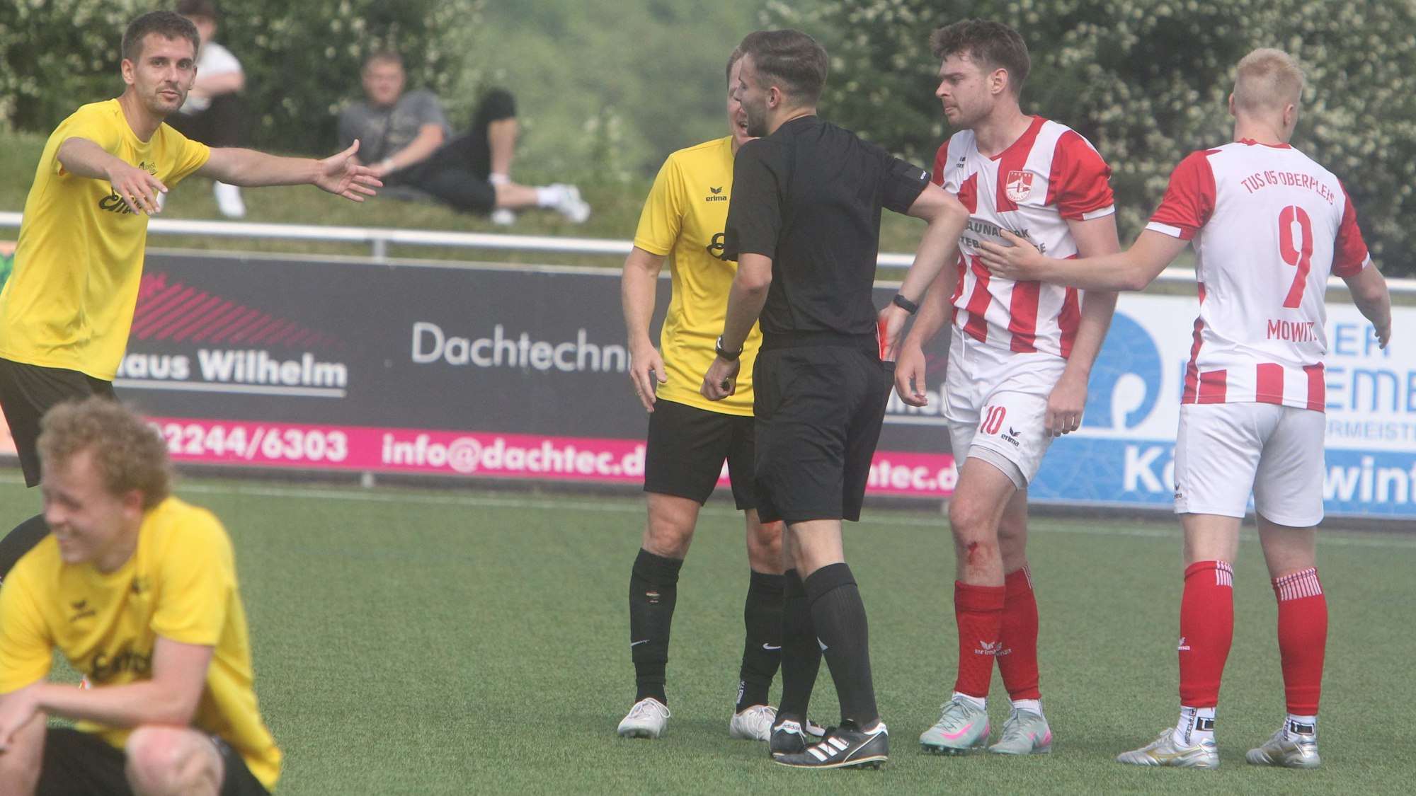 Nach einer Notbremse gegen Nikolas Klosterhalfen (Zweiter von rechts) zückt der Schiedsrichter die Rote Karte.