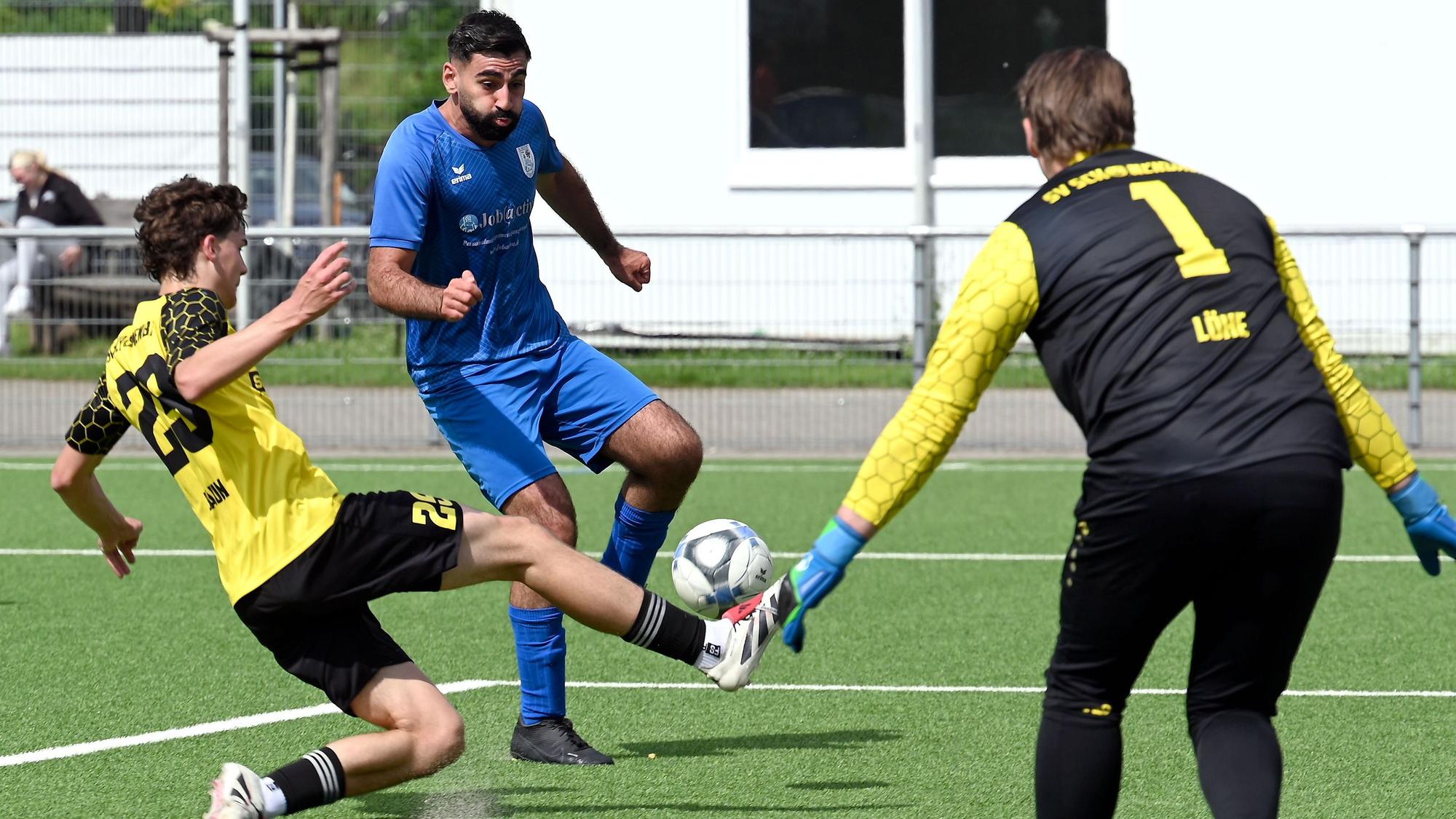 01.06.2025, Fussball-Bergfried Leverkusen-Schönenberg
mitte: Taha Can Uluc (Leverkusen)
Foto: Uli Herhaus