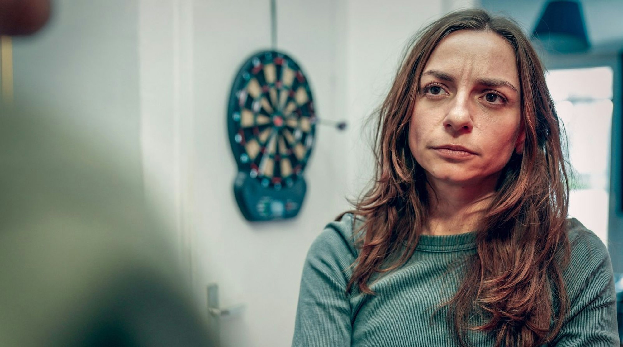 Jessica Plattner (Julia Edtmeier) ist eine notorische Systemkritikerin und provokanter Dauergast bei den Wiener Demos. Doch hat sie auch etwas mit dem Todesfall während einer Demonstration zu tun? (Bild: ORF/Petro Domenigg)