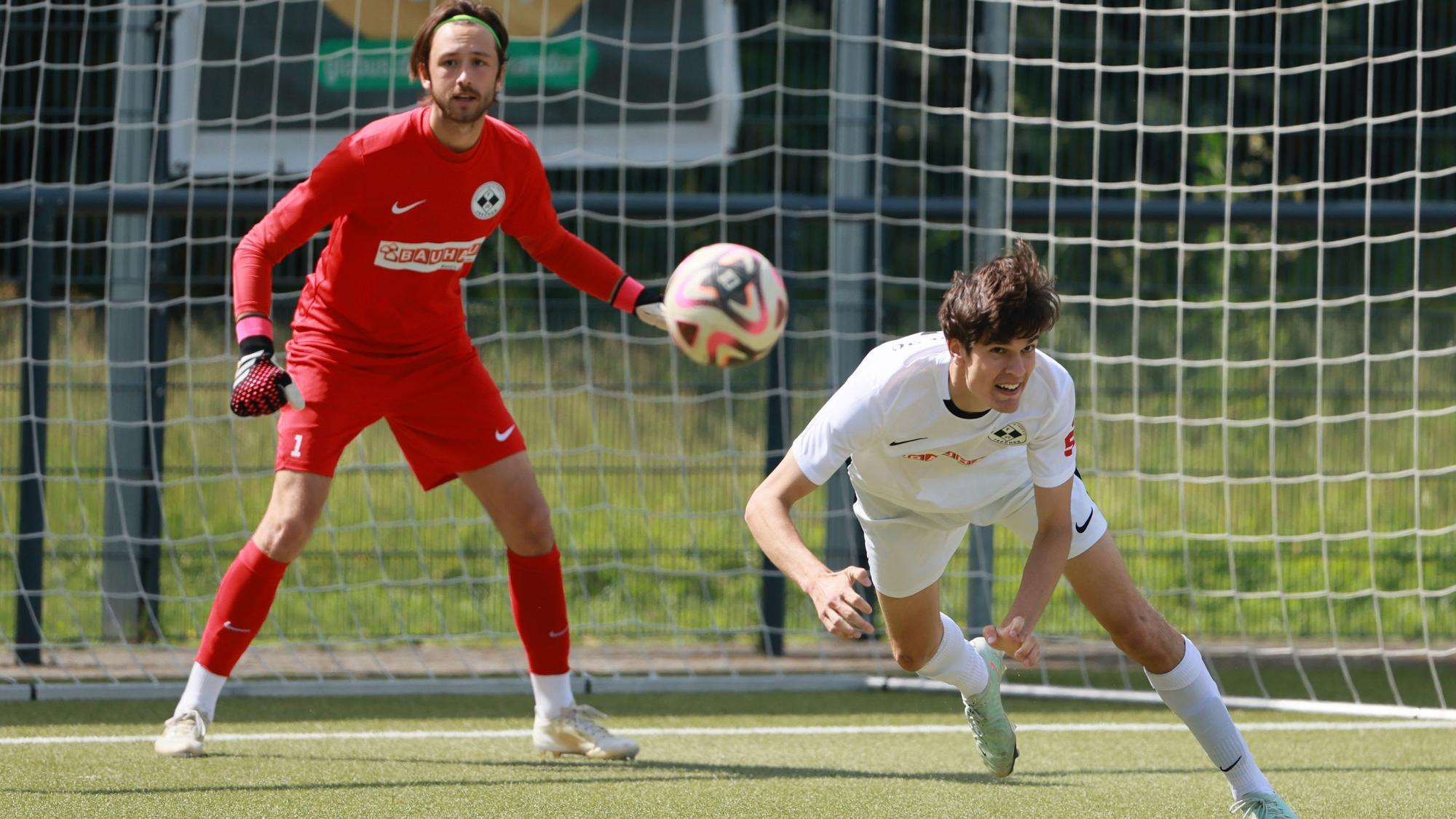 Das Foto zeigt einen Fußballer der SpVg Frechen 20, der per Flugkopfball vor seinem Torhüter rettet.