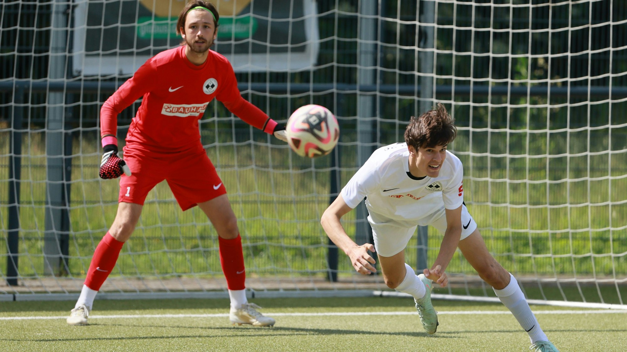 Das Foto zeigt einen Fußballer der SpVg Frechen 20, der per Flugkopfball vor seinem Torhüter rettet.