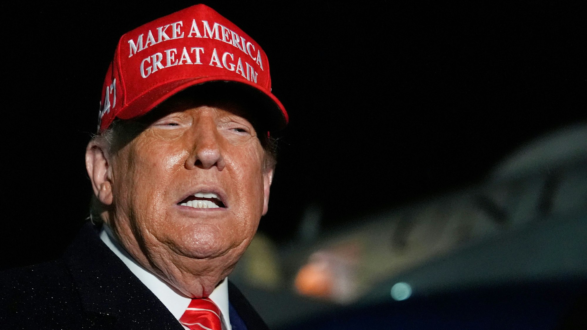 30.05.2025, USA, Joint Base Andrews: US-Präsident Donald Trump spricht im Regen zu Reportern, nachdem er mit der Air Force One auf der Joint Base Andrews in Maryland angekommen ist. Foto: Julia Demaree Nikhinson/AP/dpa +++ dpa-Bildfunk +++