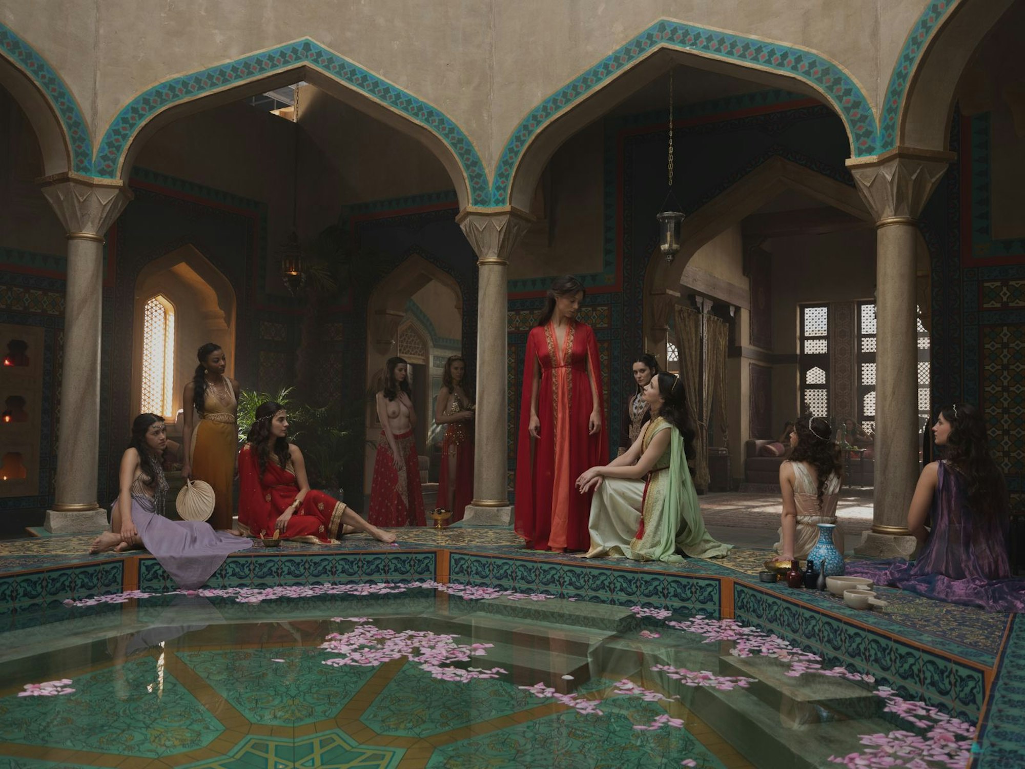 Im Harem des Sultans steht eine Aufgabe über allen anderen: Man gibt sich dem Herrscher mit Leib und Seele hin. (Bild: © Kristof Galgoczi / Beta Film)