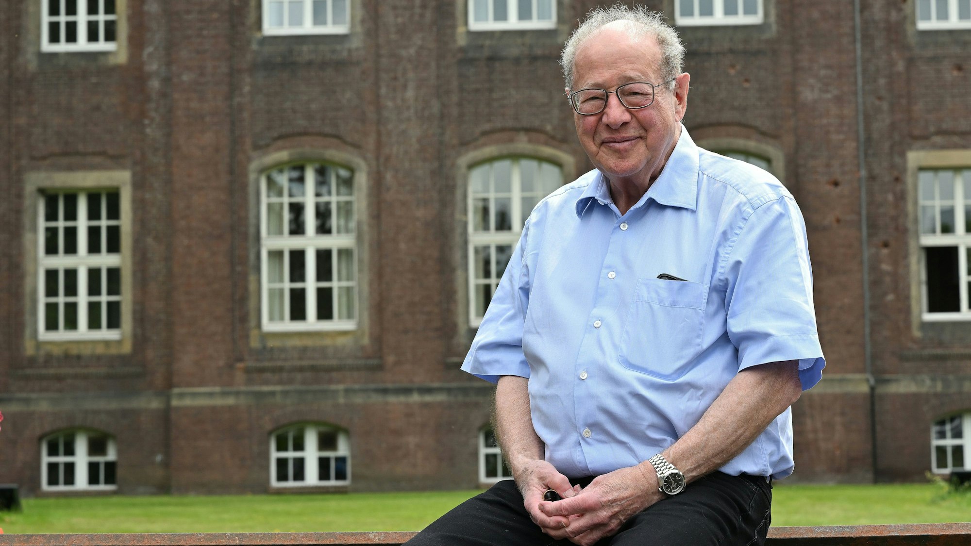 Immobilienexperte Michael Hahn sitzt vor dem Zanders-Gelände.