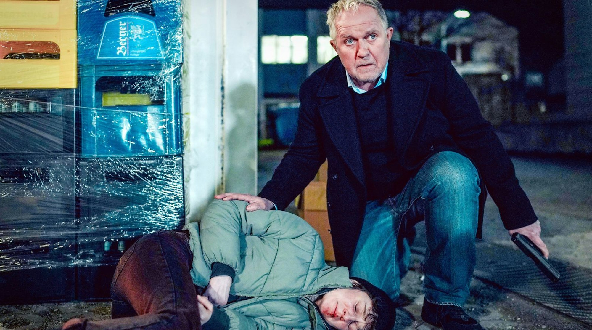 Moritz Eisner (Harald Krassnitzer) findet die verletzte Katja Ralko (Julia Windischbauer). Ist sie der Schlüssel zur Aufklärung des Falles um den toten Demonstranten? (Bild: ORF/Petro Domenigg)