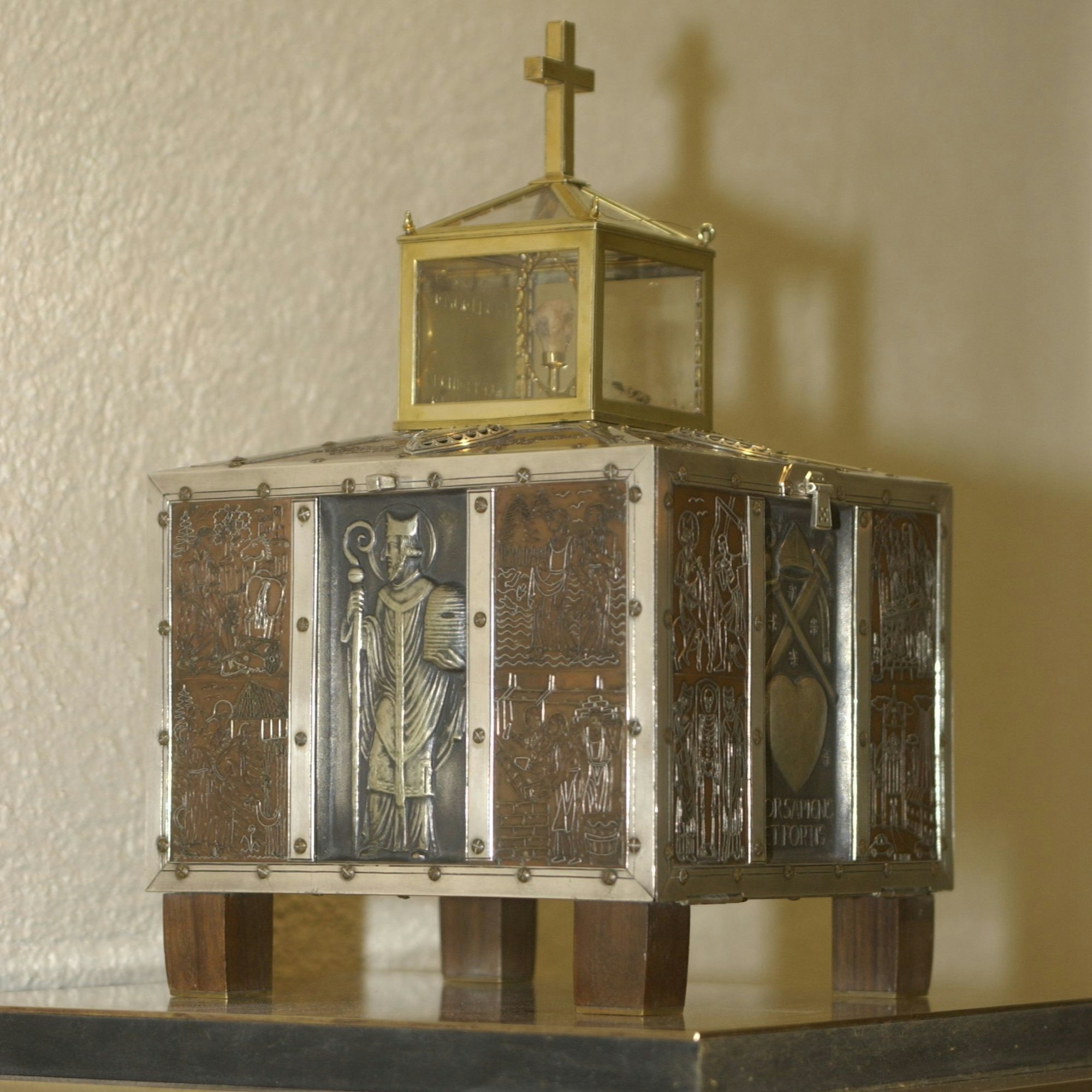 Ein verzierter Reliquienschrein.