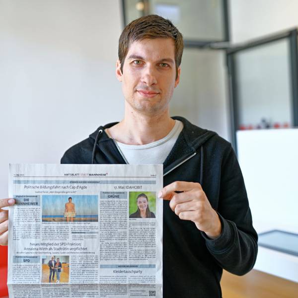 Julien Ferrat, Stadtrat der Mannheimer Wählervereinigung „Die Mannheimer“, hält das aktuelle Amtsblatt mit seinem Artikel in den Händen.
