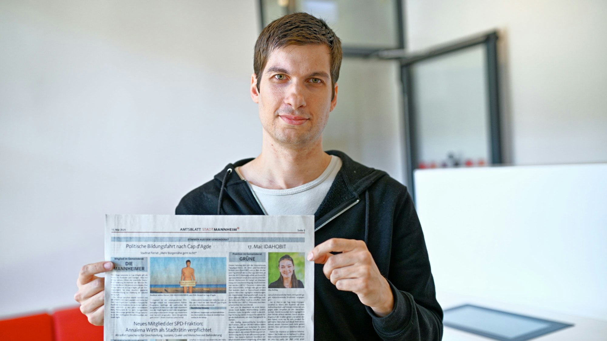 Julien Ferrat, Stadtrat der Mannheimer Wählervereinigung „Die Mannheimer“, hält das aktuelle Amtsblatt mit seinem Artikel in den Händen.