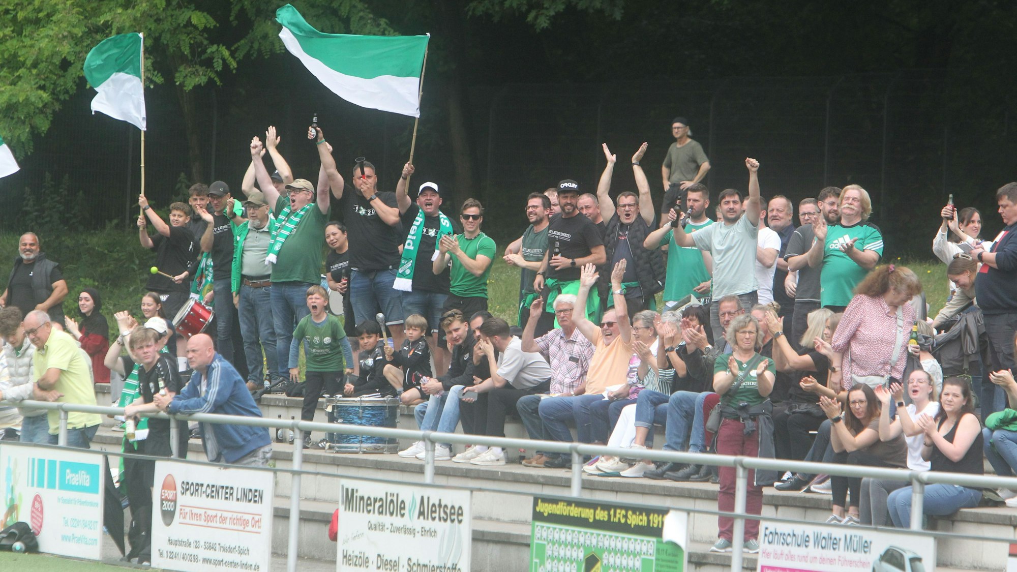 Jubel beim Leuscheider Anhang über die 1:0-Führung.