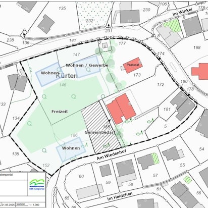 Das Foto zeigt die Skizze der Brachfläche mit drei eingezeichneten Wohnhäusern.
