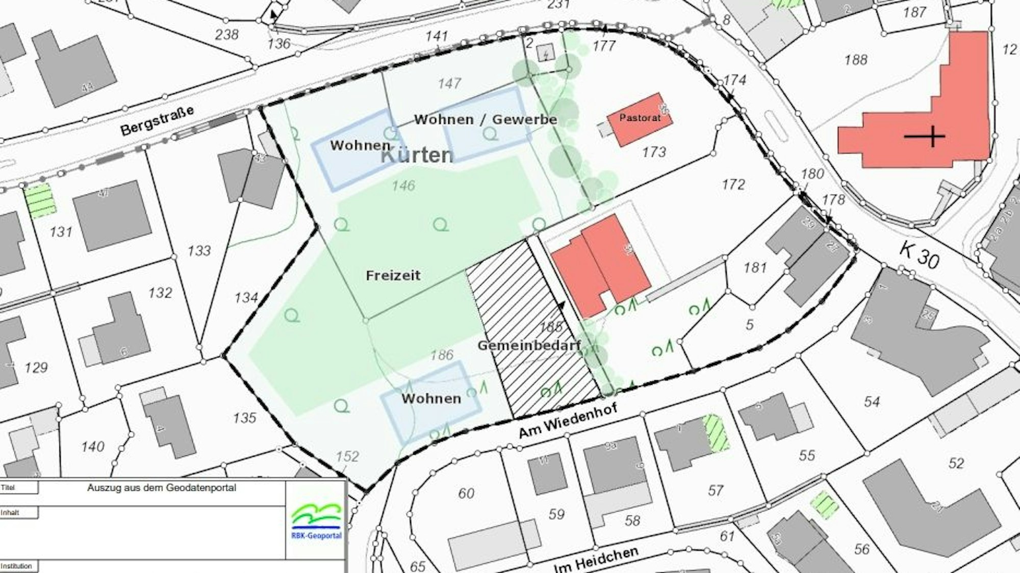 Das Foto zeigt die Skizze der Brachfläche mit drei eingezeichneten Wohnhäusern.