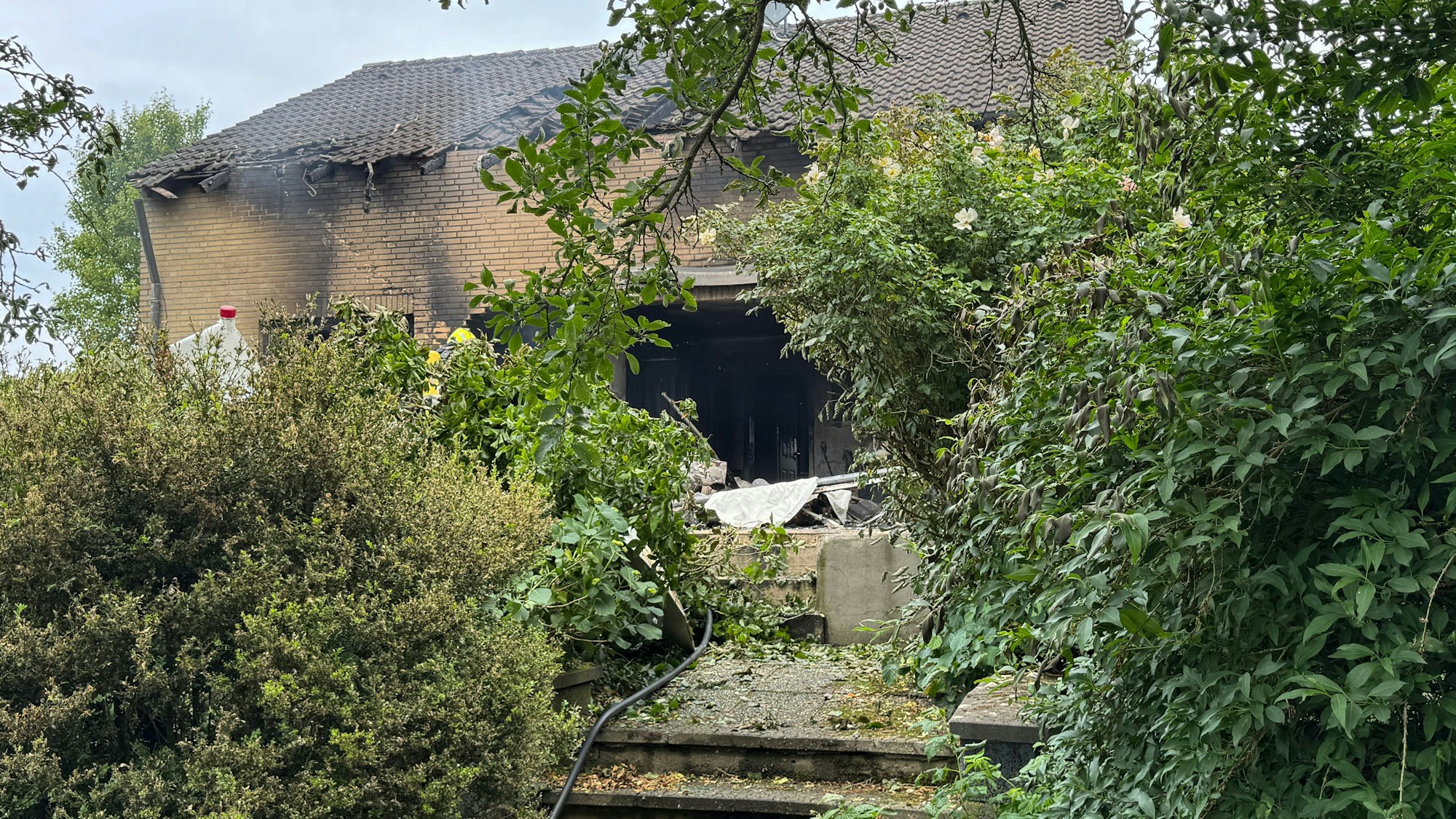Schwer beschädigt ist das Wohnhaus nach dem Absturz des Flugzeugs.