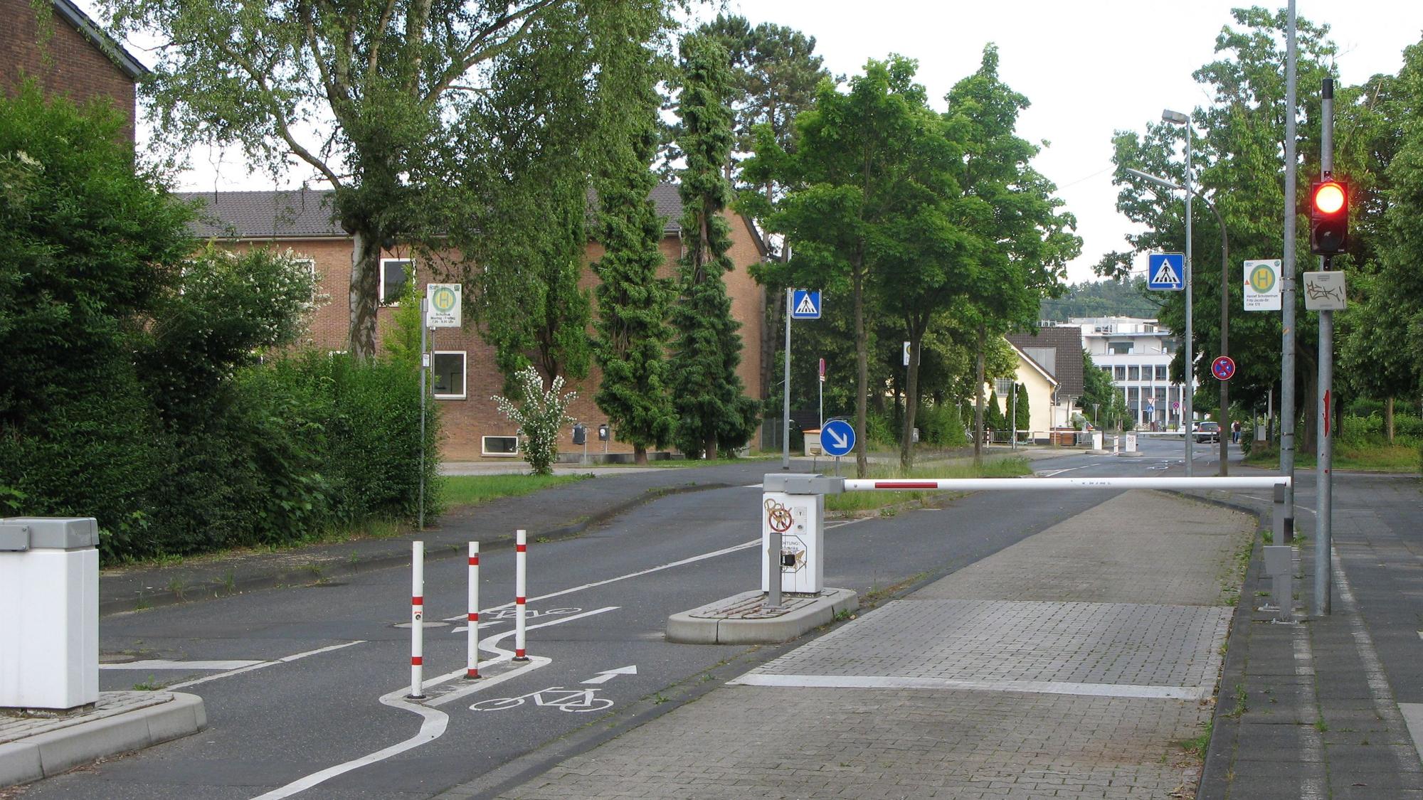 Die Fritz-Jacobi-Straße wurde für den autofreien Schulcampus dauerhaft für den Kfz-Verkehr gesperrt.