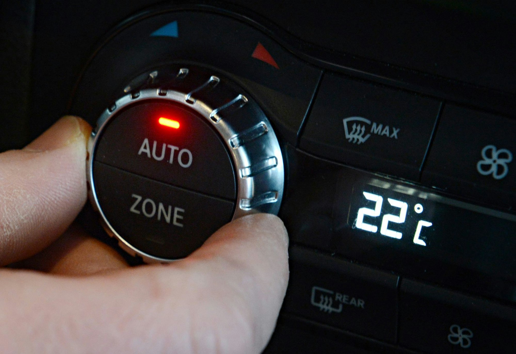 Klimaanlagen im Auto sind unerlässlich: Eine jährliche Überprüfung kann teure Reparaturen und reduzierte Kühlleistung verhindern.
