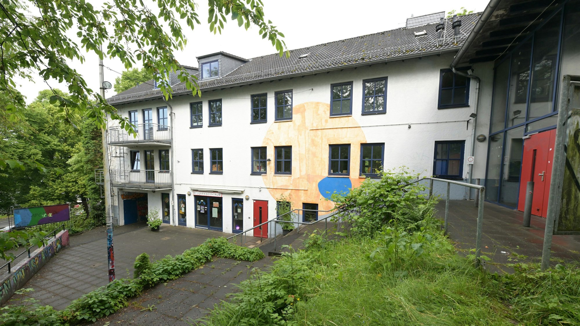 Man sieht den zweistöckigen Gebäudekomplex.