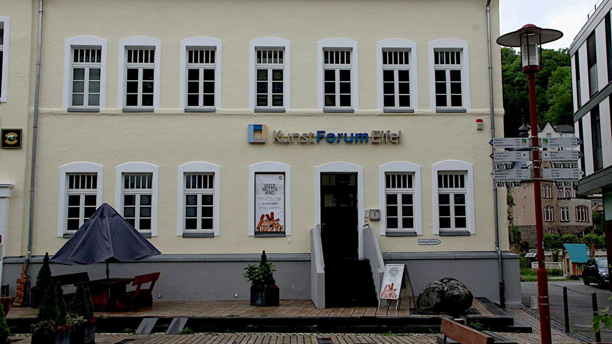 Blick auf das Kunst-Forum, das in der Alten Schule in der Gemünder Fußgängerzone untergebracht ist.