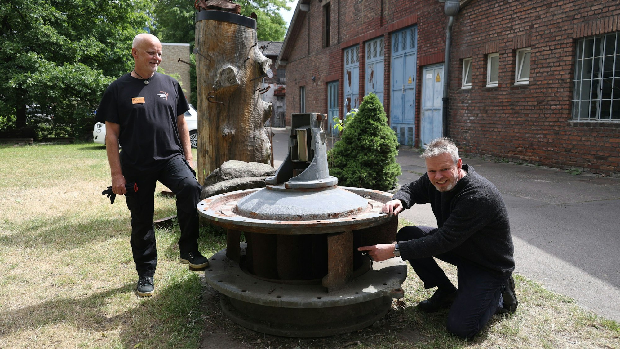 Zwei Männer vor einer alten Turbine