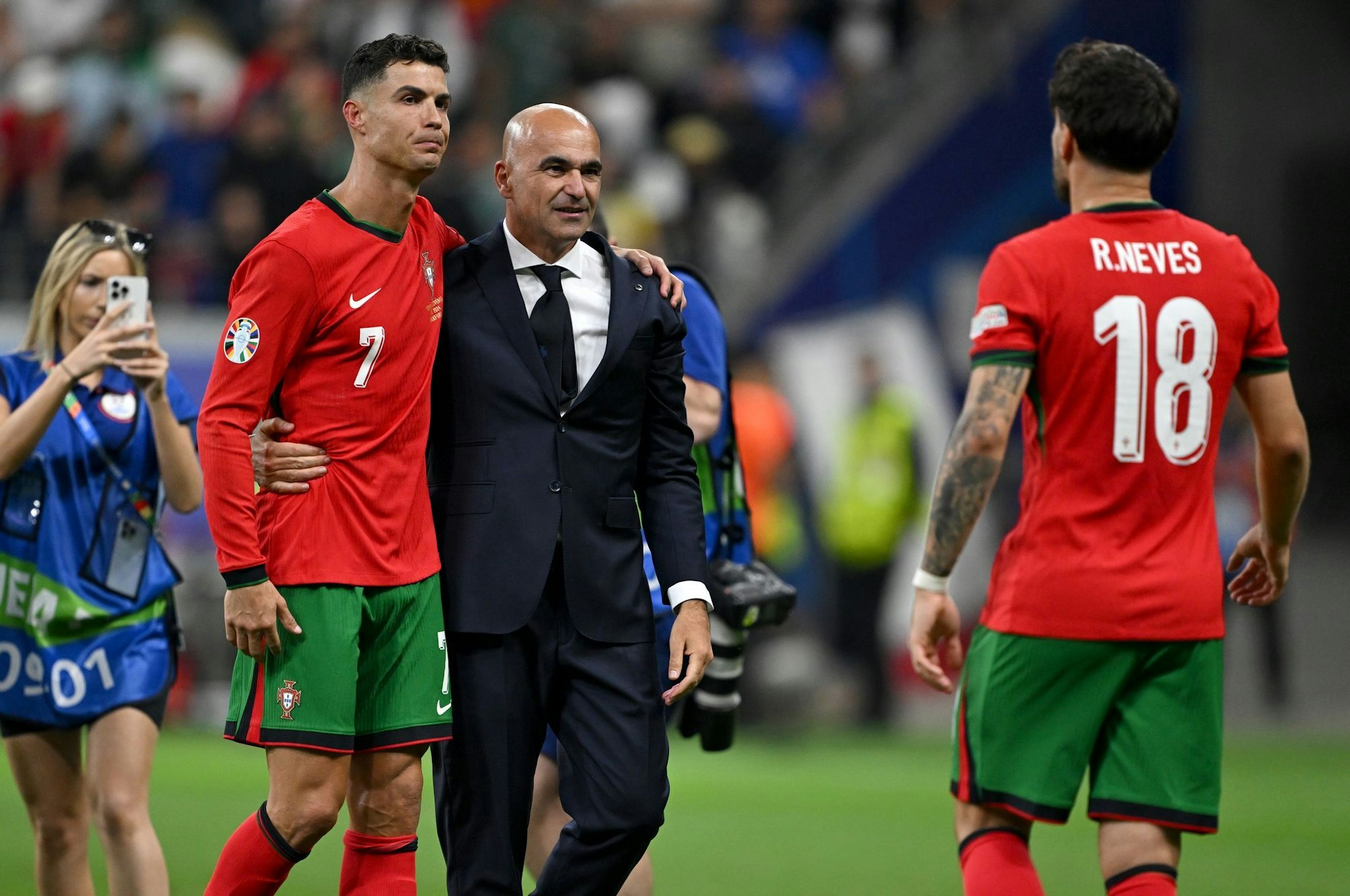 Roberto Martínez (Mitte) steht fest zu Cristiano Ronaldo