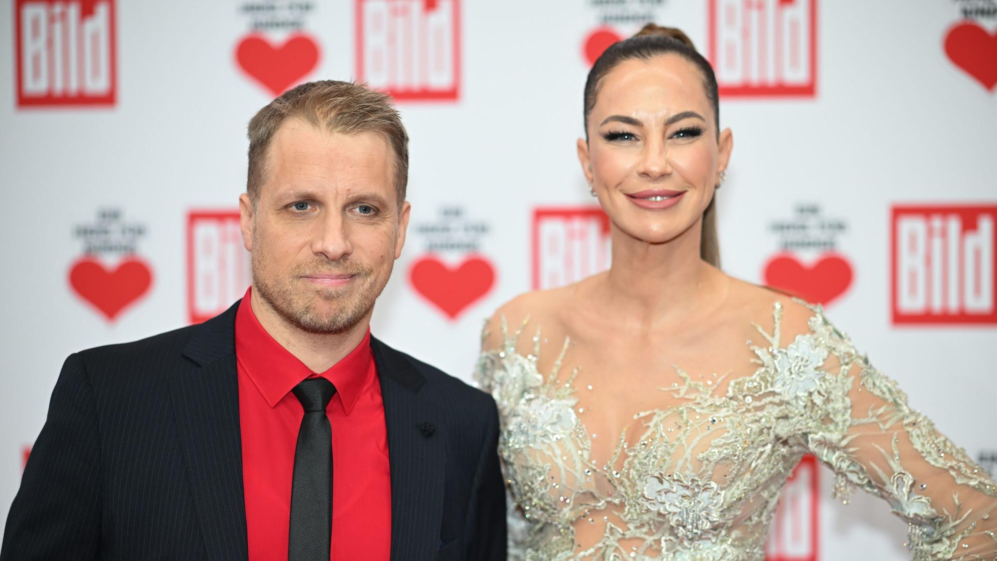 Oliver Pocher, Moderator, und Alessandra Meyer-Wölden stehen auf dem Roten Teppich der TV-Spendengala „Ein Herz für Kinder“.
