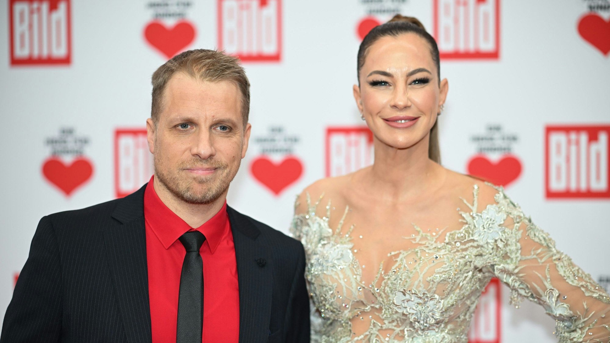 Oliver Pocher und Alessandra Meyer-Wölden stehen auf dem Roten Teppich der TV-Spendengala „Ein Herz für Kinder.“