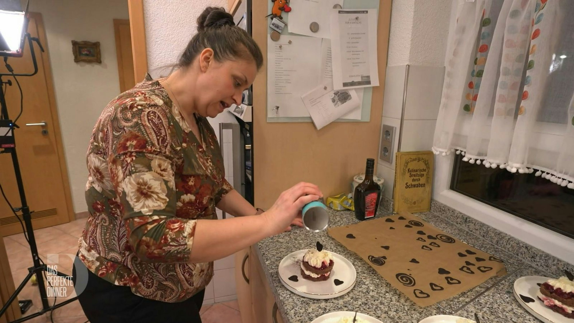 Zum Abschluss von Tag 1 in Stuttgart kredenzt Melanie (48) ihre Version der Schwarzwälder Kirschtorte (Bild: RTL)