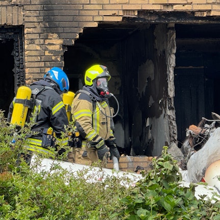 Die Feuerwehr im Einsatz nach dem Flugzeugabsturz. Das Haus wurde stark zerstört.