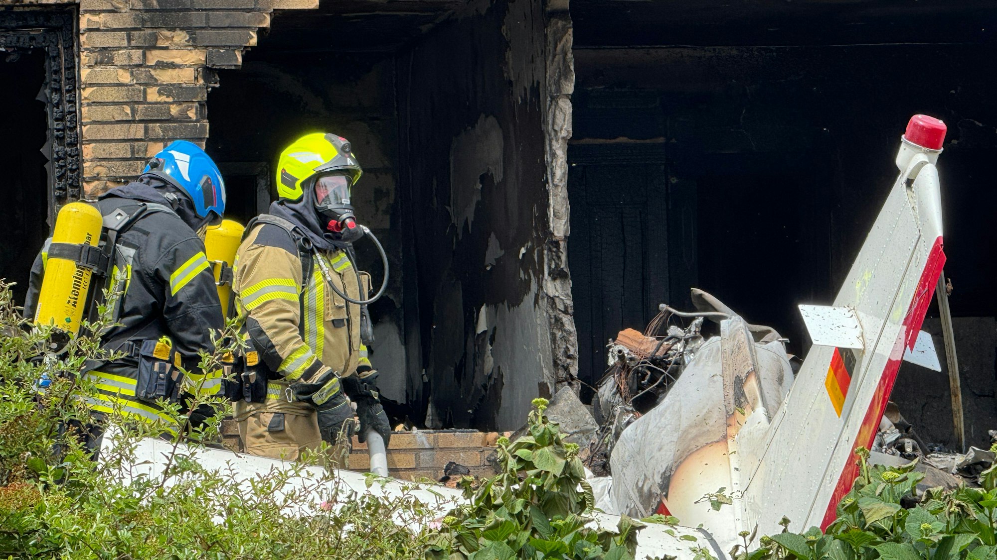 Die Feuerwehr im Einsatz nach dem Flugzeugabsturz. Das Haus wurde stark zerstört.