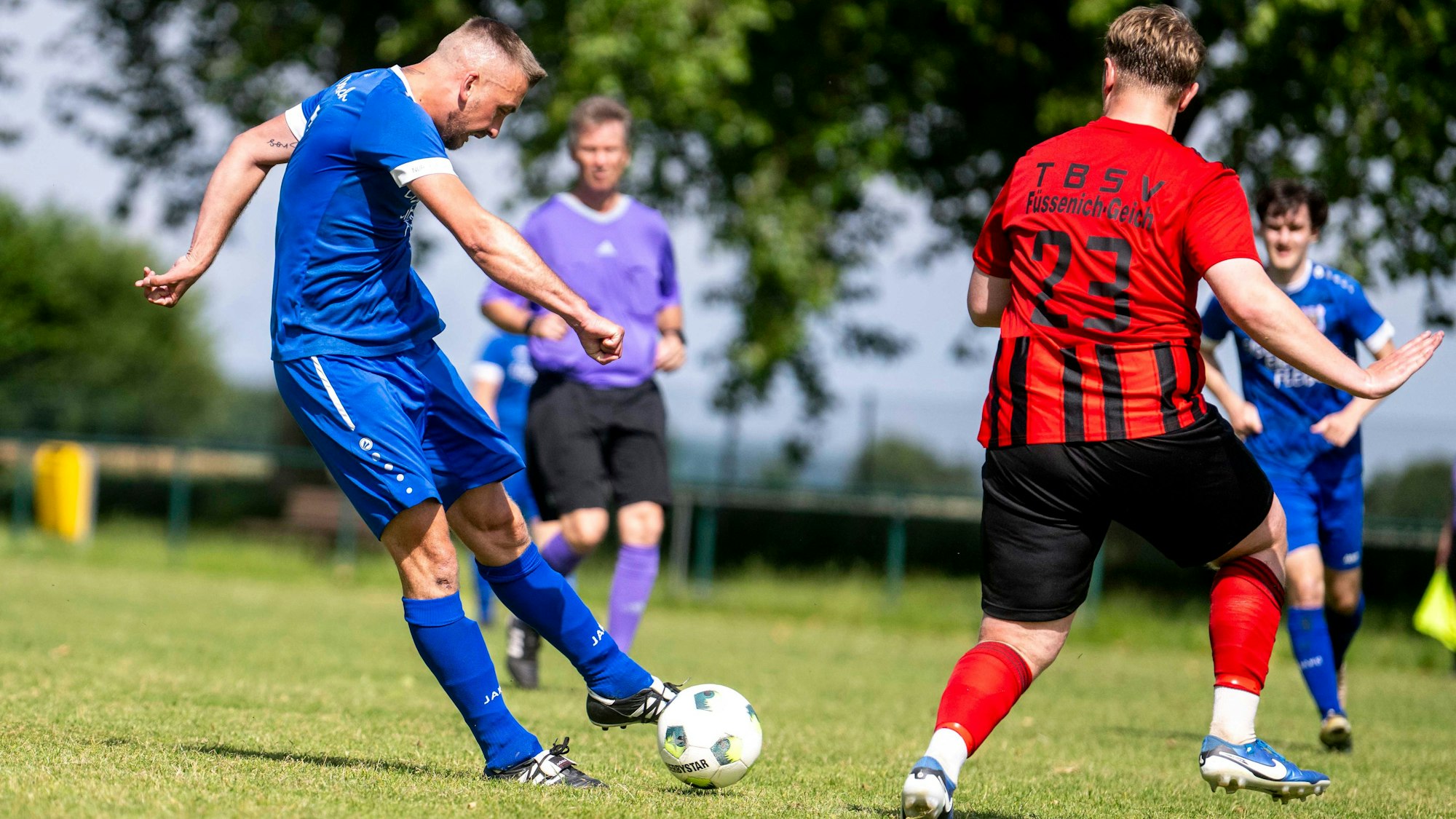 Das Bild zeigt Kevin Viltz beim Torschuss.