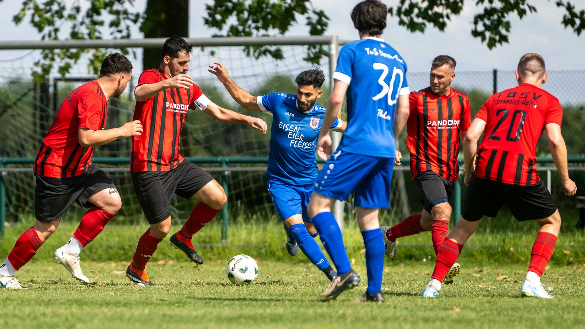 Das Bild zeigt die Szene, in der Daniel Zolfagharie ins Dribbling mit vier Gegenspielern geht.