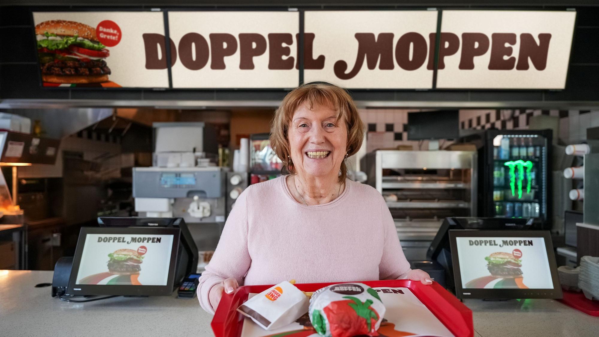 Oma Grete mit ihrem Burger bei Burger King.
