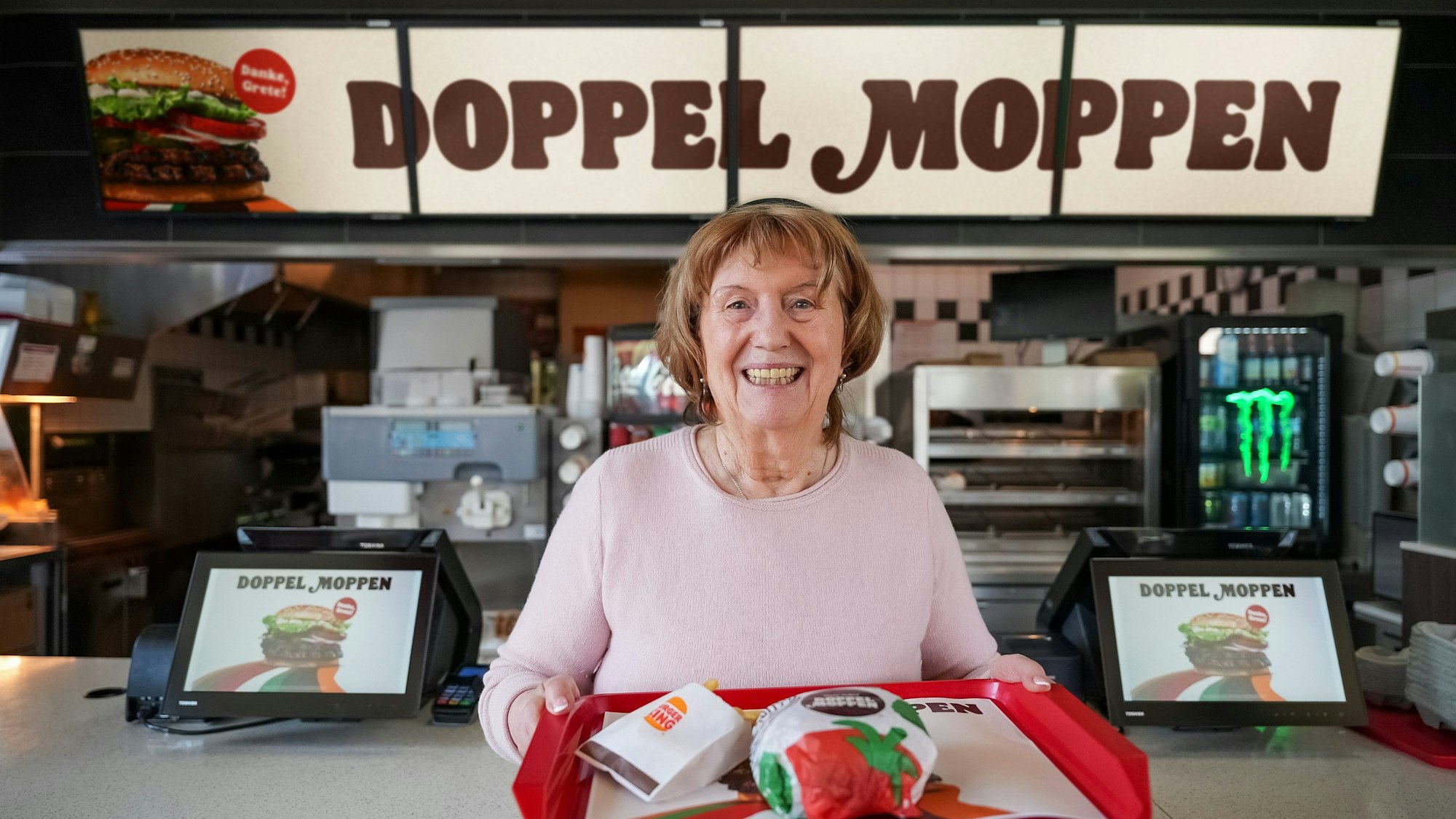 Oma Grete mit ihrem Burger bei Burger King.