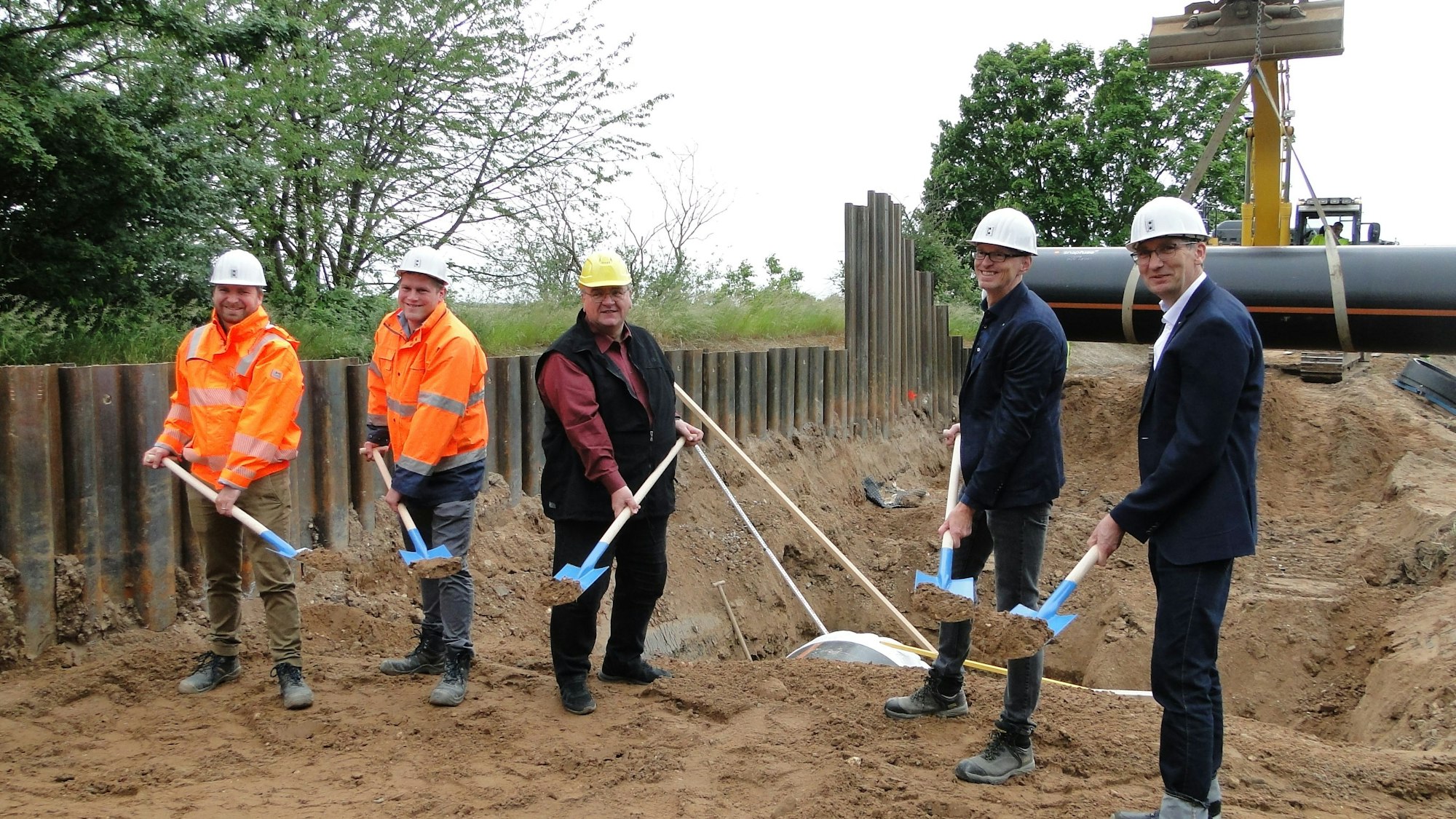 Von links nach rechts: Uwe Widerek und Sebastian Winkler von den Steb, Bezirksbürgermeister Reinhard Zöllner, sowie Steb-Bereichsleiter Christian Gattke und Projektleiter Tobias Lübbert setzten zum symbolischen Spatenstich an.