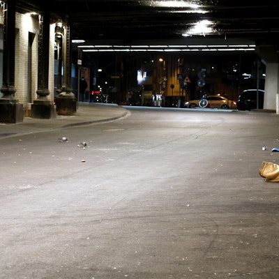 Obdachlose schlafen in der Nähe des Hauptbahnhofs in einer Unterführung, um sich vor der Kälte zu schützen.