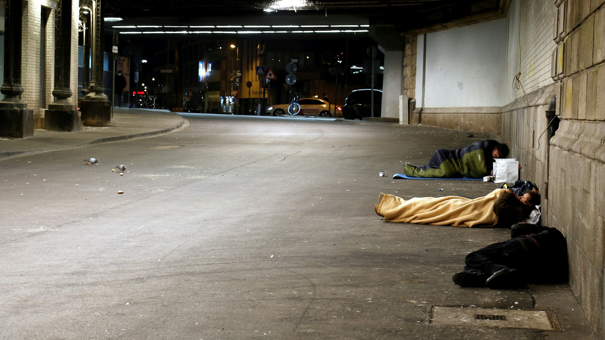 Obdachlose schlafen in der Nähe des Hauptbahnhofs in einer Unterführung, um sich vor der Kälte zu schützen.
