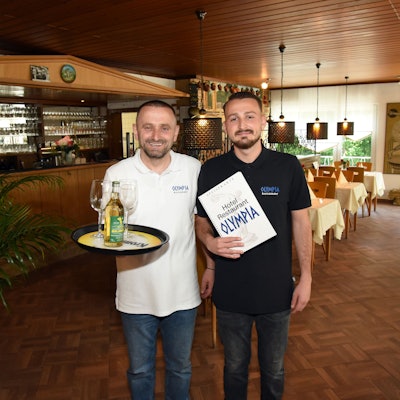 Der Retsina ist gut gekühlt: Im Service des Restaurants „Olympia“ in Wiehl-Oberwiehl sind ab sofort Naser Ruhani (links) und sein Sohn Kushtrim unterwegs. Die Gaststätte ist am Wochenende wiedereröffnet worden.