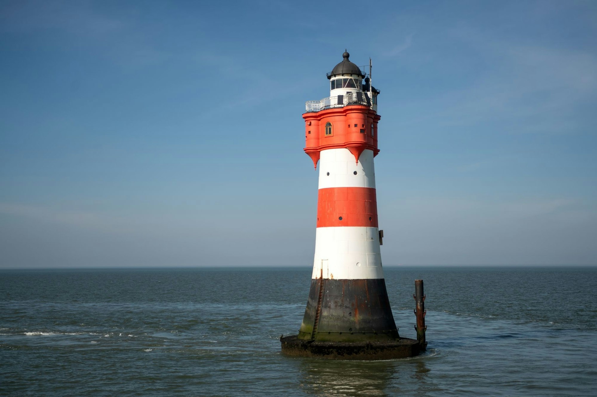 Der Leuchtturm «Roter Sand» steht in der Nordsee vor Bremerhaven. (Archivbild)