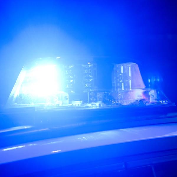Ein 39-Jähriger wurde von vier jungen Männern in der Altstadt-Süd angegriffen. Die Polizei konnte die Täter noch nicht identifizieren und hofft auf Mithilfe in der Bevölkerung.