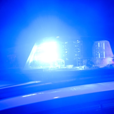 Ein 39-Jähriger wurde von vier jungen Männern in der Altstadt-Süd angegriffen. Die Polizei konnte die Täter noch nicht identifizieren und hofft auf Mithilfe in der Bevölkerung.