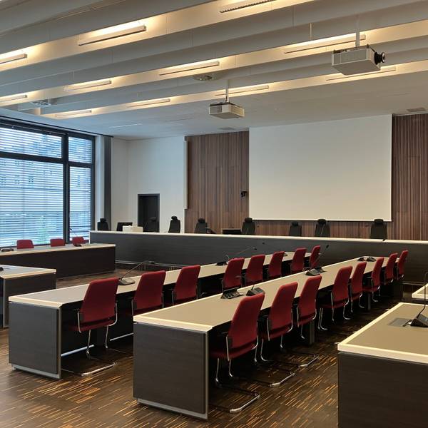 Modernste Verhandlungsbedingungen: Im Saal P 1.1 des Siegburger Gerichtsgebäudes wird heute ein Urteil im Cum-Ex-Verfahren gesprochen.