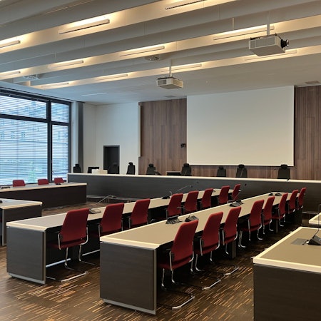 Modernste Verhandlungsbedingungen: Im Saal P 1.1 des Siegburger Gerichtsgebäudes wird heute ein Urteil im Cum-Ex-Verfahren gesprochen.