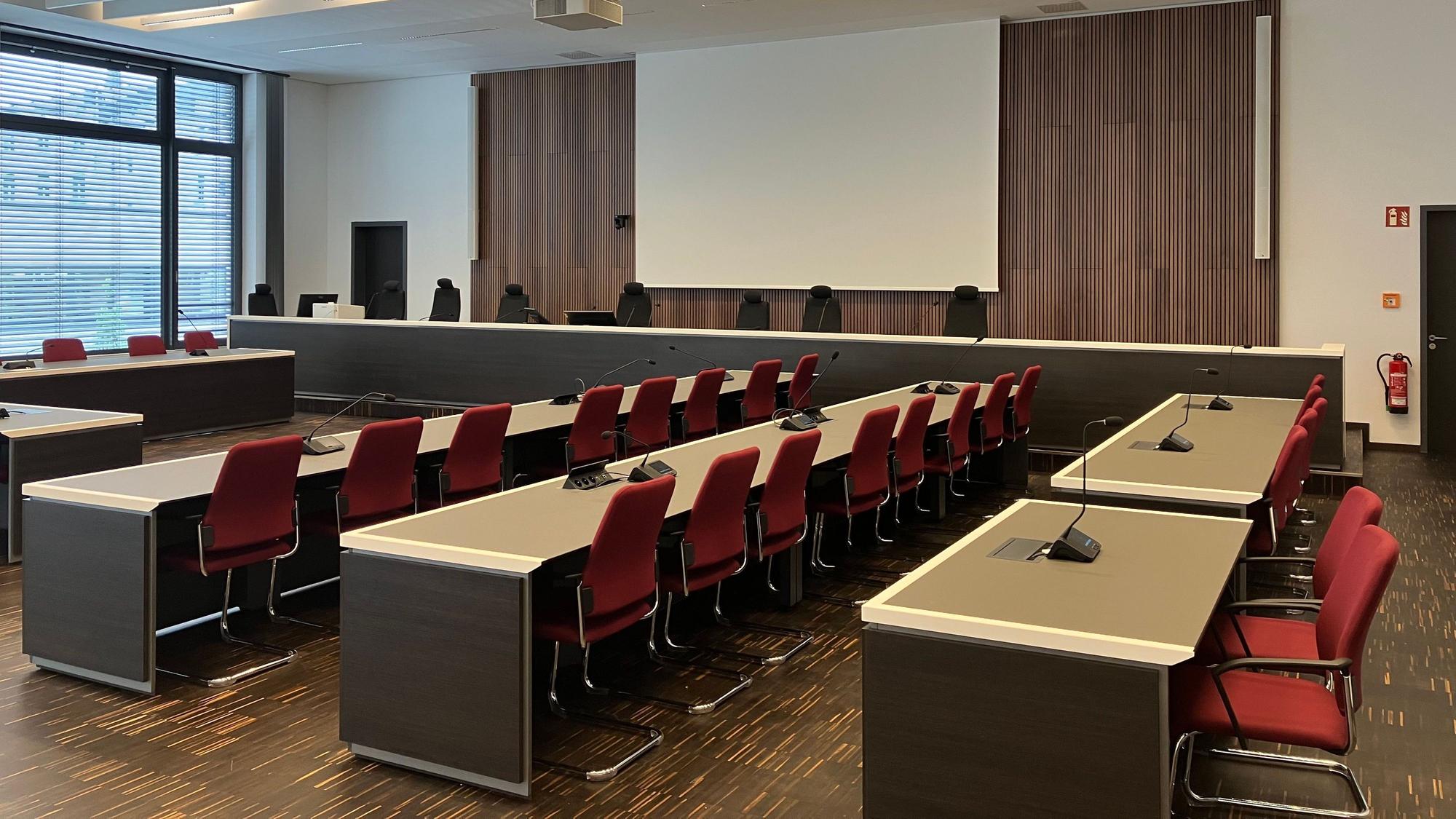 Modernste Verhandlungsbedingungen: Im Saal P 1.1 des Siegburger Gerichtsgebäudes wird heute ein Urteil im Cum-Ex-Verfahren gesprochen.