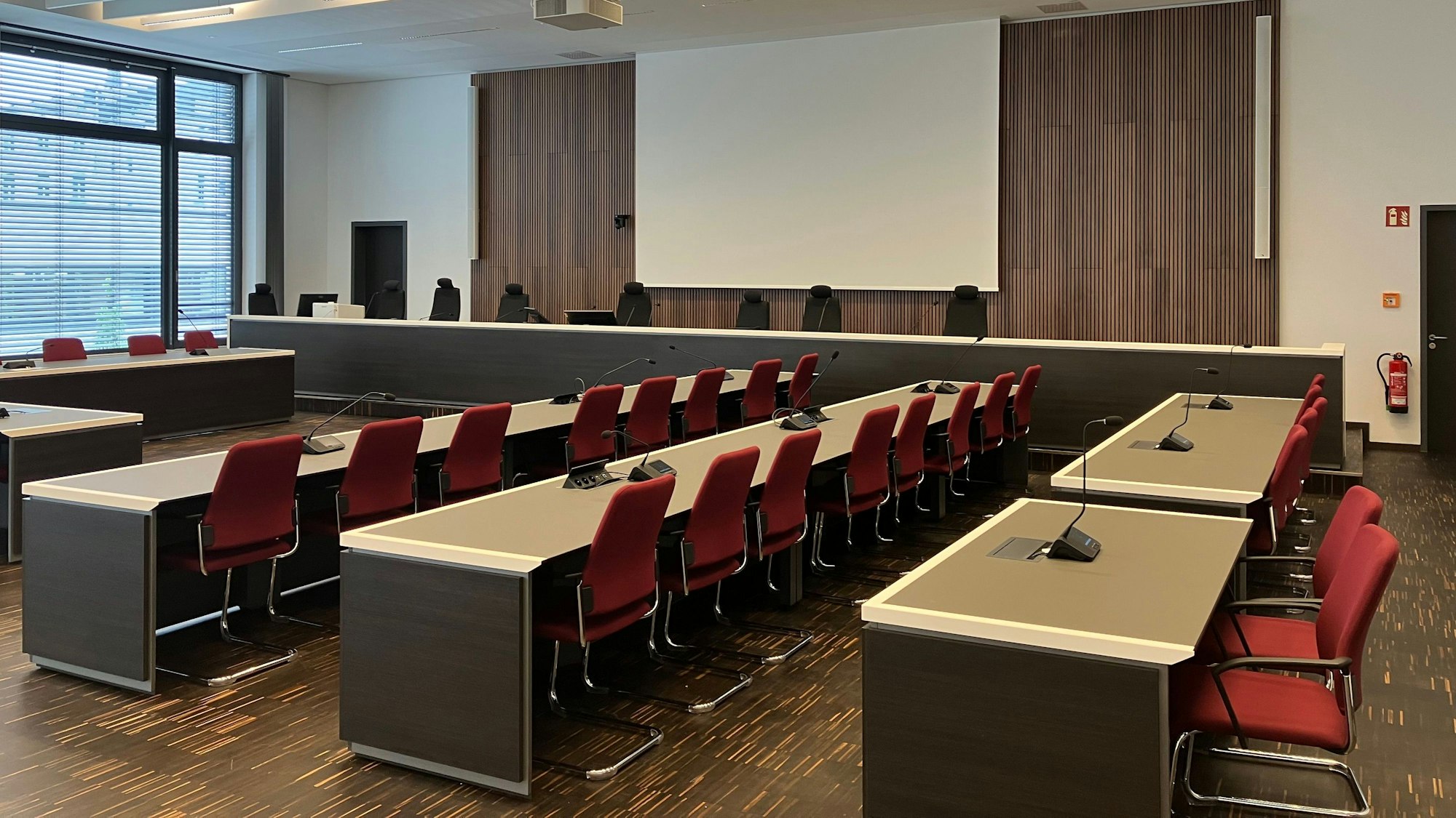 Modernste Verhandlungsbedingungen: Im Saal P 1.1 des Siegburger Gerichtsgebäudes wird heute ein Urteil im Cum-Ex-Verfahren gesprochen.